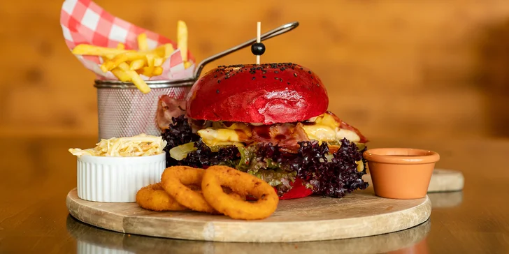 Burger alebo pizza v reštaurácii Zubačka na Štrbskom plese