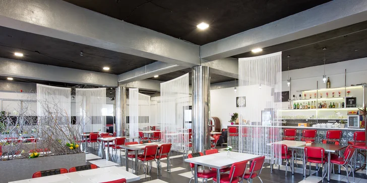 Trojchodová večera s fľašou sektu v Atelier Caffe & Restaurant