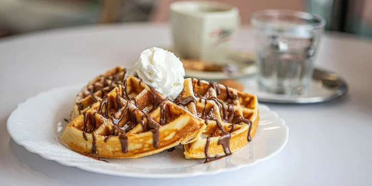 Kopčeková zmrzlina alebo waffle s polevou + káva podľa vlastného výberu