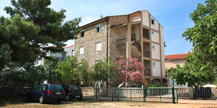 Leto na Makarskej riviére: apartmány len 200 m od mora, plne vybavená kuchyňa