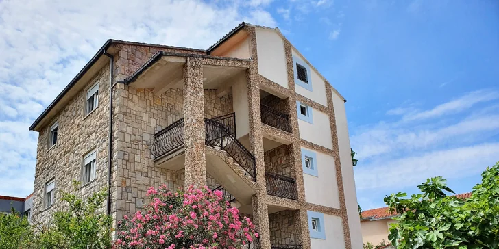 Leto na Makarskej riviére: apartmány len 200 m od mora, plne vybavená kuchyňa