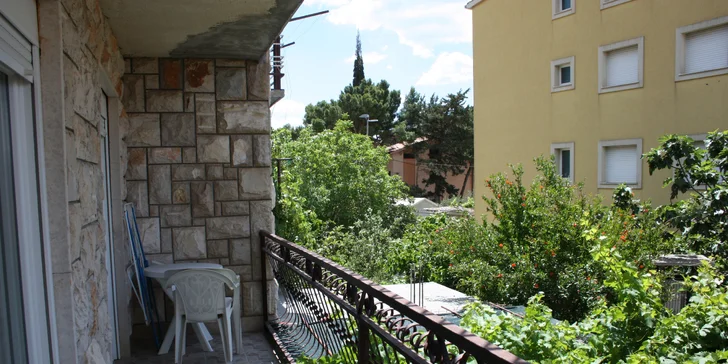 Leto na Makarskej riviére: apartmány len 200 m od mora, plne vybavená kuchyňa