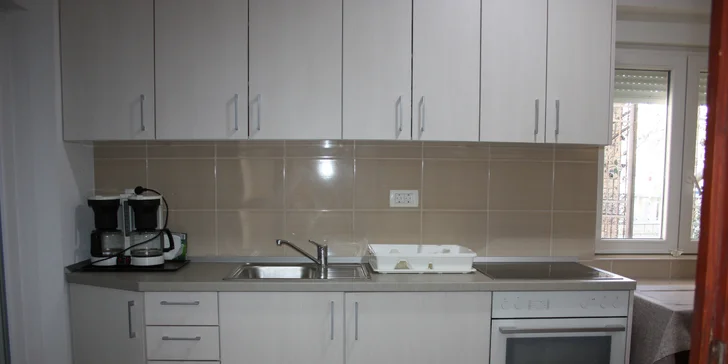 Leto na Makarskej riviére: apartmány len 200 m od mora, plne vybavená kuchyňa
