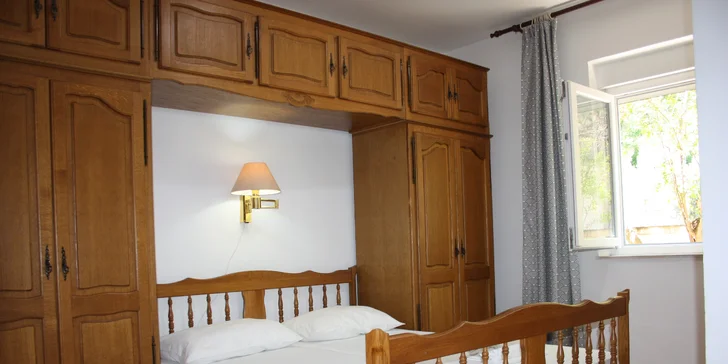 Leto na Makarskej riviére: apartmány len 200 m od mora, plne vybavená kuchyňa