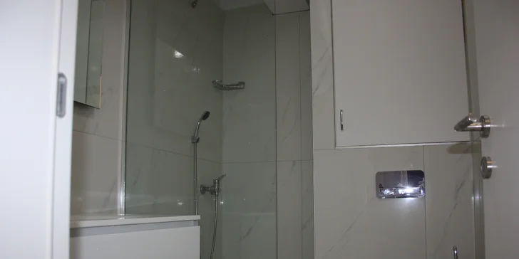 Leto na Makarskej riviére: apartmány len 200 m od mora, plne vybavená kuchyňa