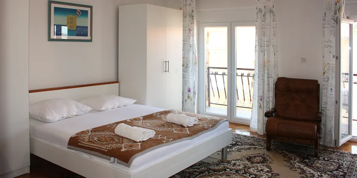Leto na Makarskej riviére: apartmány len 200 m od mora, plne vybavená kuchyňa