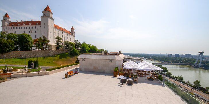 200 g tatarák v reštaurácii s krásnym výhľadom na Dunaj a Bratislavský hrad