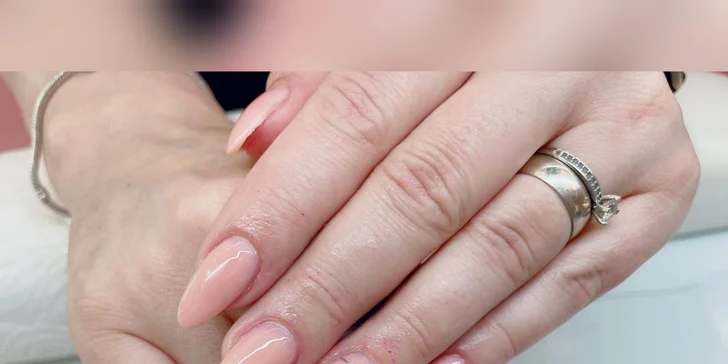 Mokrá pedikúra s masážou nôh alebo aj s manikúrou a gél lakom či gélovými nechtami