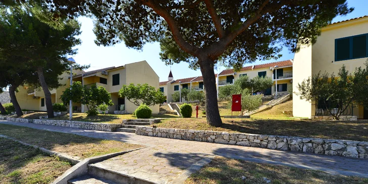 Dovolenka pri Splite: apartmány pre 2-6 osôb v plne vybavenom rezorte