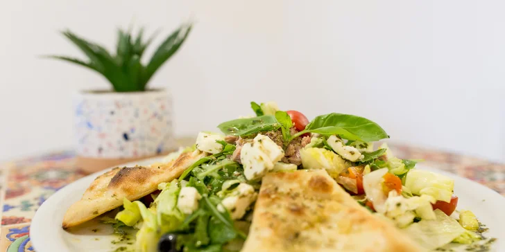 Talianska pizza podľa vlastného výberu alebo tuniakový šalát + pivo