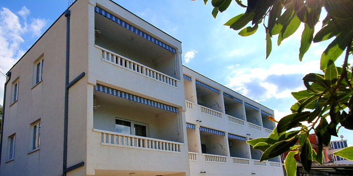 Dovolenka pri Omiši pre páry či rodiny s deťmi: hotel len 120 m od pláže, apartmány s balkónom