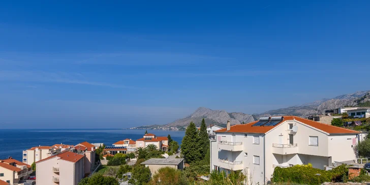 Dovolenka pri Omiši pre pár i rodinku: apartmány 300 m od pláže, polpenzia, až 14 nocí