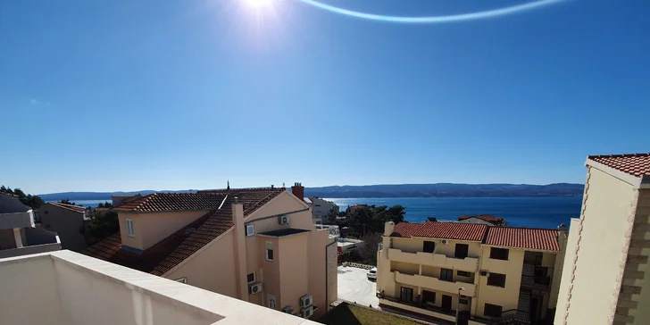 Dovolenka pri Omiši pre pár i rodinku: apartmány 300 m od pláže, polpenzia, až 14 nocí