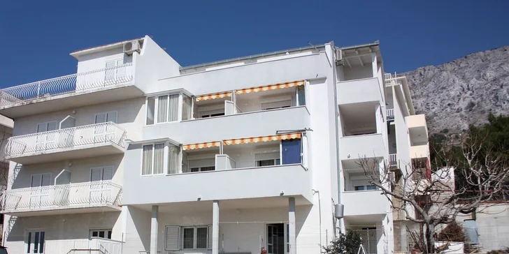 Dovolenka pri Omiši pre pár i rodinku: apartmány 300 m od pláže, polpenzia, až 14 nocí
