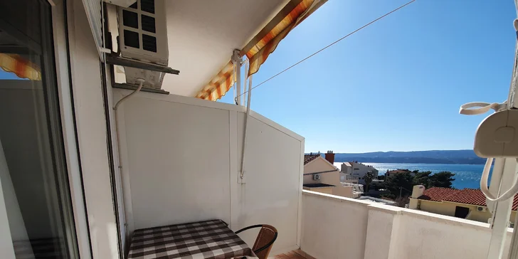 Dovolenka pri Omiši pre pár i rodinku: apartmány 300 m od pláže, polpenzia, až 14 nocí