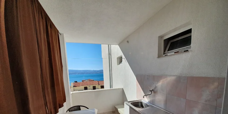 Dovolenka pri Omiši pre pár i rodinku: apartmány 300 m od pláže, polpenzia, až 14 nocí