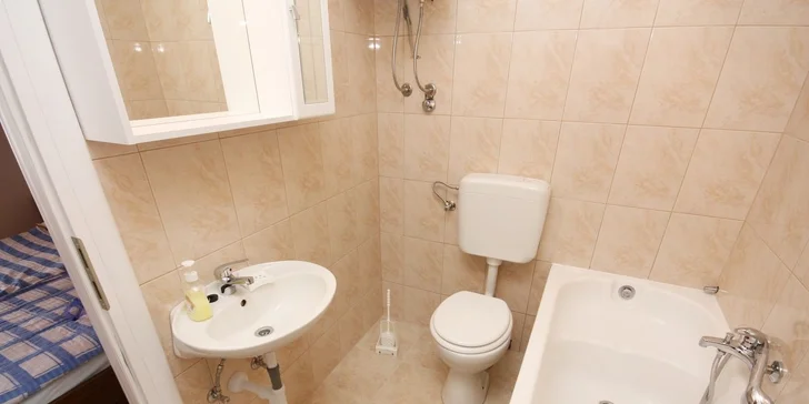 Dovolenka pri Omiši pre pár i rodinku: apartmány 300 m od pláže, polpenzia, až 14 nocí