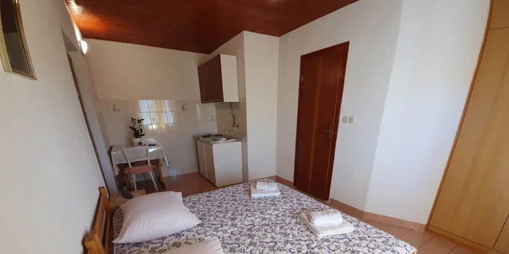 Dovolenka pri Omiši pre pár i rodinku: apartmány 300 m od pláže, polpenzia, až 14 nocí