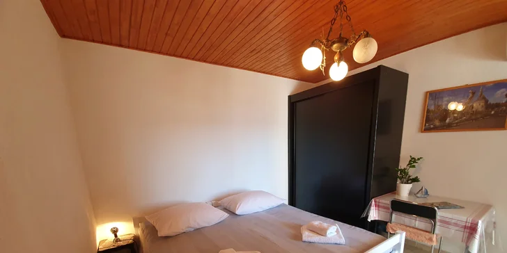 Dovolenka pri Omiši pre pár i rodinku: apartmány 300 m od pláže, polpenzia, až 14 nocí