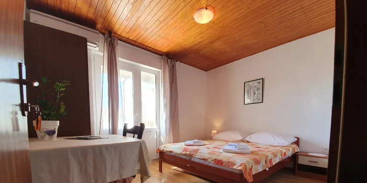 Dovolenka pri Omiši pre pár i rodinku: apartmány 300 m od pláže, polpenzia, až 14 nocí