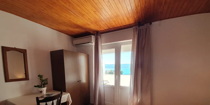 Dovolenka pri Omiši pre pár i rodinku: apartmány 300 m od pláže, polpenzia, až 14 nocí