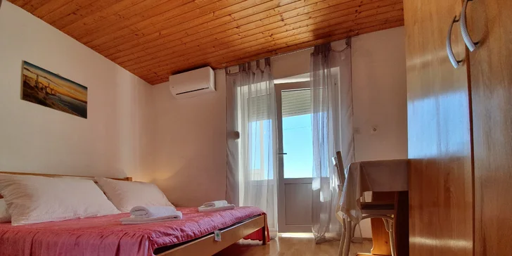 Dovolenka pri Omiši pre pár i rodinku: apartmány 300 m od pláže, polpenzia, až 14 nocí