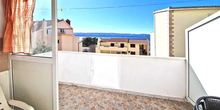 Dovolenka pri Omiši pre pár i rodinku: apartmány 300 m od pláže, polpenzia, až 14 nocí
