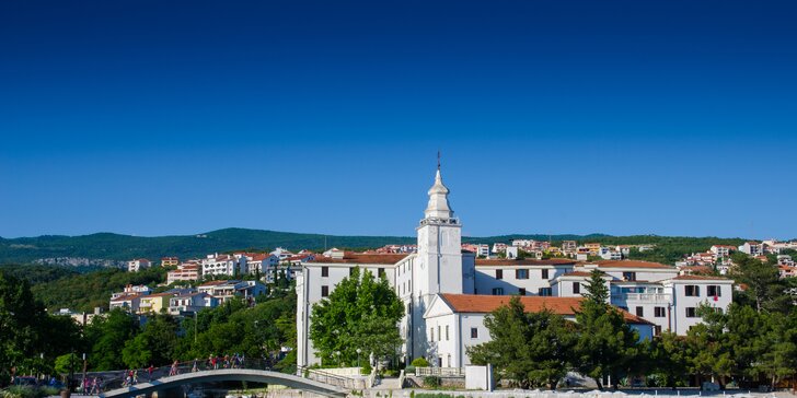 Pobyt v chorvátskom kúpeľnom meste Crikvenica: polpenzia a bazén priamo v hoteli