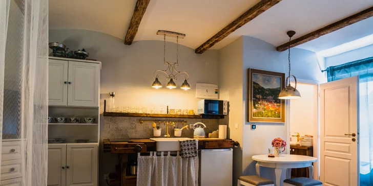 Štýlový apartmán v centre historickej Banskej Štiavnice: moderný dizajn, plne vybavená kuchyňa a kúpeľňa, pet friendly