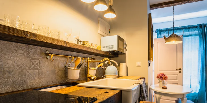 Štýlový apartmán v centre historickej Banskej Štiavnice: moderný dizajn, plne vybavená kuchyňa a kúpeľňa, pet friendly