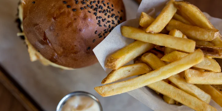 Colorado hamburger alebo Papas burger - každý s dvojitou porciou syra