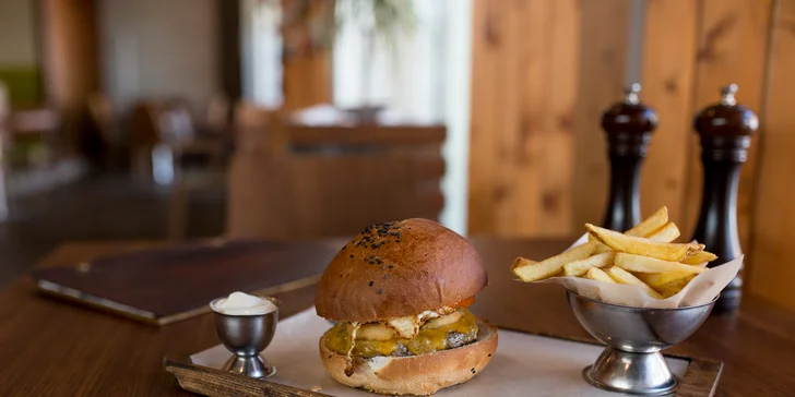 Colorado hamburger alebo Papas burger - každý s dvojitou porciou syra