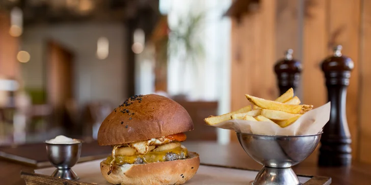 Colorado hamburger alebo Papas burger - každý s dvojitou porciou syra