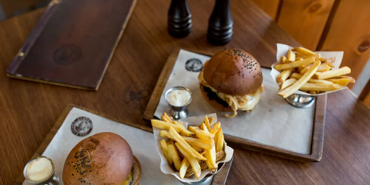 Colorado hamburger alebo Papas burger - každý s dvojitou porciou syra
