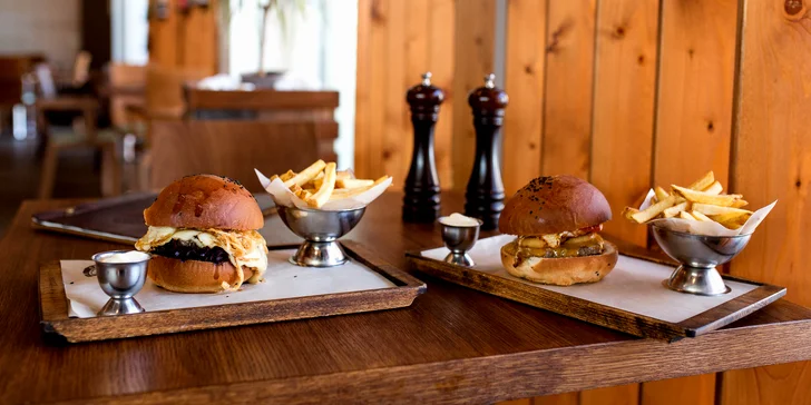 Colorado hamburger alebo Papas burger - každý s dvojitou porciou syra