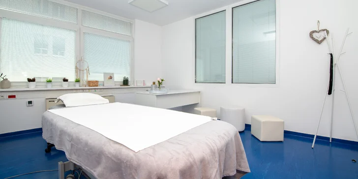Facelift pleti a redukcia vrások pomocou špeciálnej masáže gua sha kameňmi