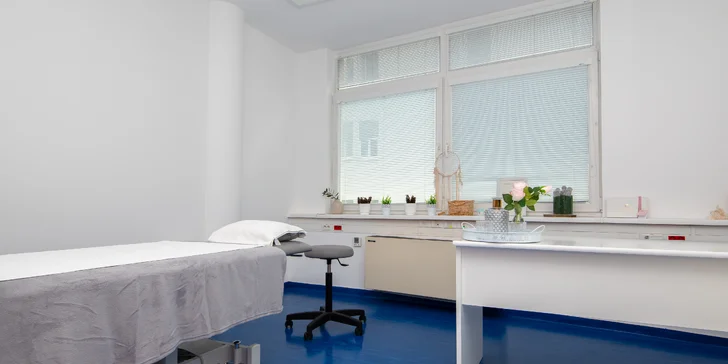 Facelift pleti a redukcia vrások pomocou špeciálnej masáže gua sha kameňmi