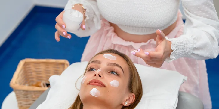 Facelift pleti a redukcia vrások pomocou špeciálnej masáže gua sha kameňmi