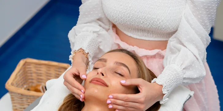 Facelift pleti a redukcia vrások pomocou špeciálnej masáže gua sha kameňmi
