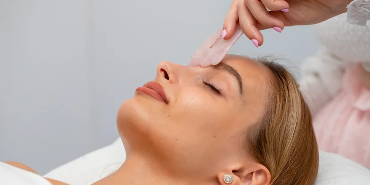 Facelift pleti a redukcia vrások pomocou špeciálnej masáže gua sha kameňmi