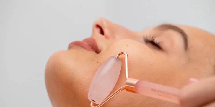 Facelift pleti a redukcia vrások pomocou špeciálnej masáže gua sha kameňmi
