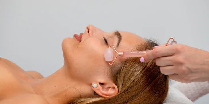 Facelift pleti a redukcia vrások pomocou špeciálnej masáže gua sha kameňmi