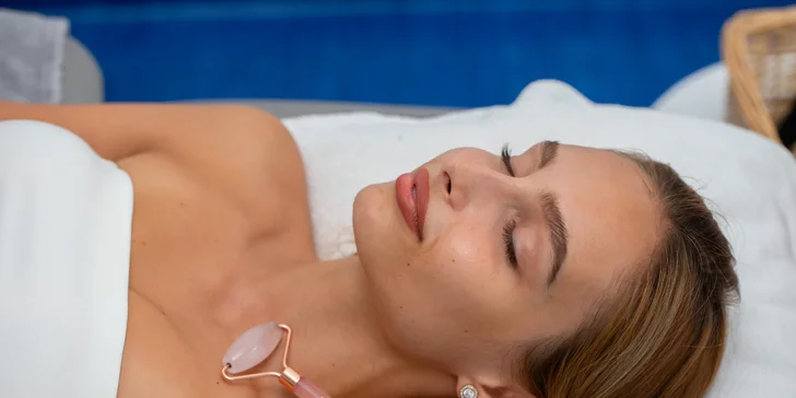 Facelift pleti a redukcia vrások pomocou špeciálnej masáže gua sha kameňmi