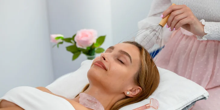 Facelift pleti a redukcia vrások pomocou špeciálnej masáže gua sha kameňmi