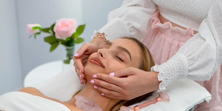Facelift pleti a redukcia vrások pomocou špeciálnej masáže gua sha kameňmi