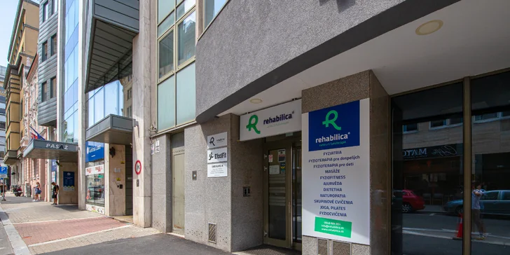 Facelift pleti a redukcia vrások pomocou špeciálnej masáže gua sha kameňmi