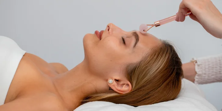 Facelift pleti a redukcia vrások pomocou špeciálnej masáže gua sha kameňmi