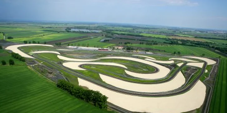 99 eur za adrenalínovú jazdu na vozidle Safety Car okruhu SLOVAKIA RING - Mercedes SLK 55 AMG! Zľava 61%!