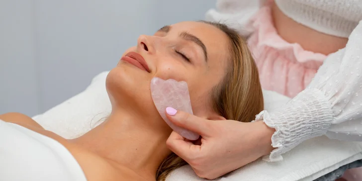 Facelift pleti a redukcia vrások pomocou špeciálnej masáže gua sha kameňmi