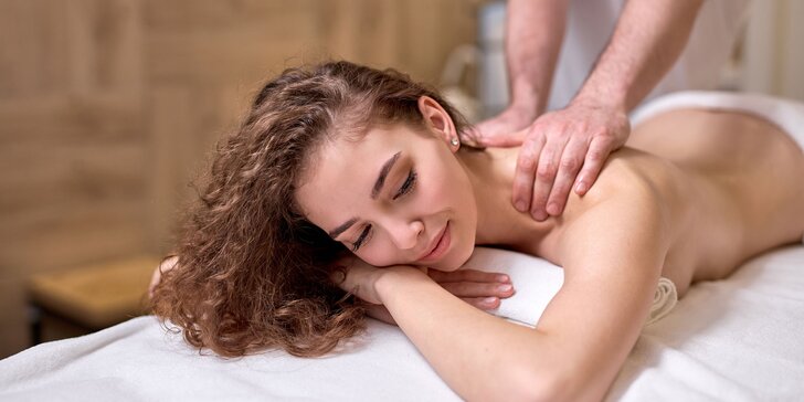 Klasická alebo olejová masáž z rúk fyzioterapeuta alebo slabozrakého maséra